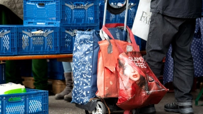 In einigen Städten in Bayern legen die Tafeln eine Sommerpause ein. Die Tafel in München bleibt geöffnet. (Archivbild) (Foto: Sven Hoppe/dpa)
