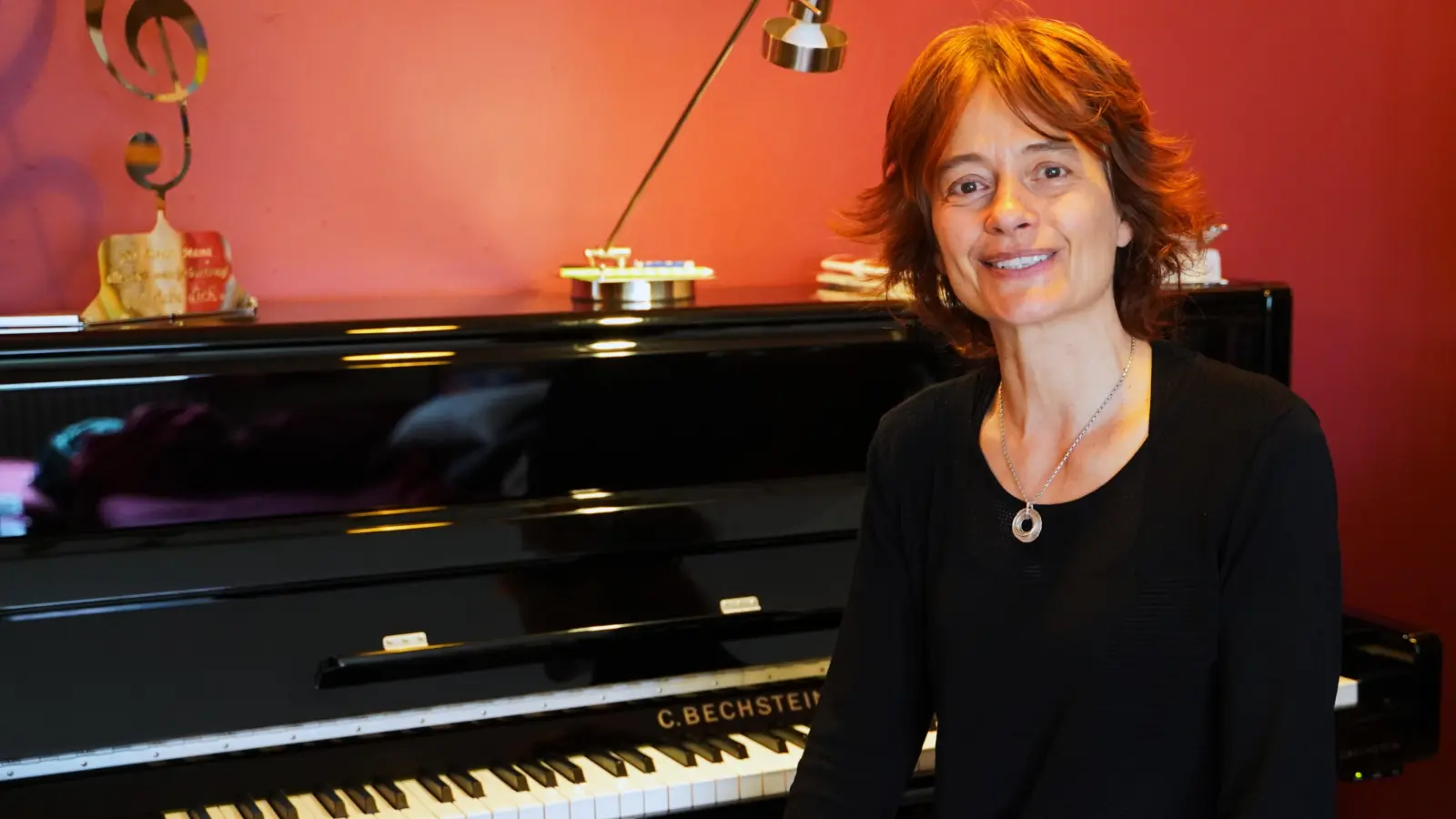 Einer ihrer Lieblingsorte ist am Klavier: Sabine Brendel-Köhler ist unsere Ehrenamtspreisträgerin des Monats März 2026. (Foto: Simone Hedler)