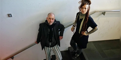 Bringen „Adolf – Der Bonker” auf die Bühne: Robert Arnold, der Regie führt, und Tame Priwitzer, die Bühnenbild und Kostüme entworfen hat. (Foto: Elke Walter)