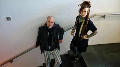 Bringen „Adolf – Der Bonker” auf die Bühne: Robert Arnold, der Regie führt, und Tame Priwitzer, die Bühnenbild und Kostüme entworfen hat. (Foto: Elke Walter)