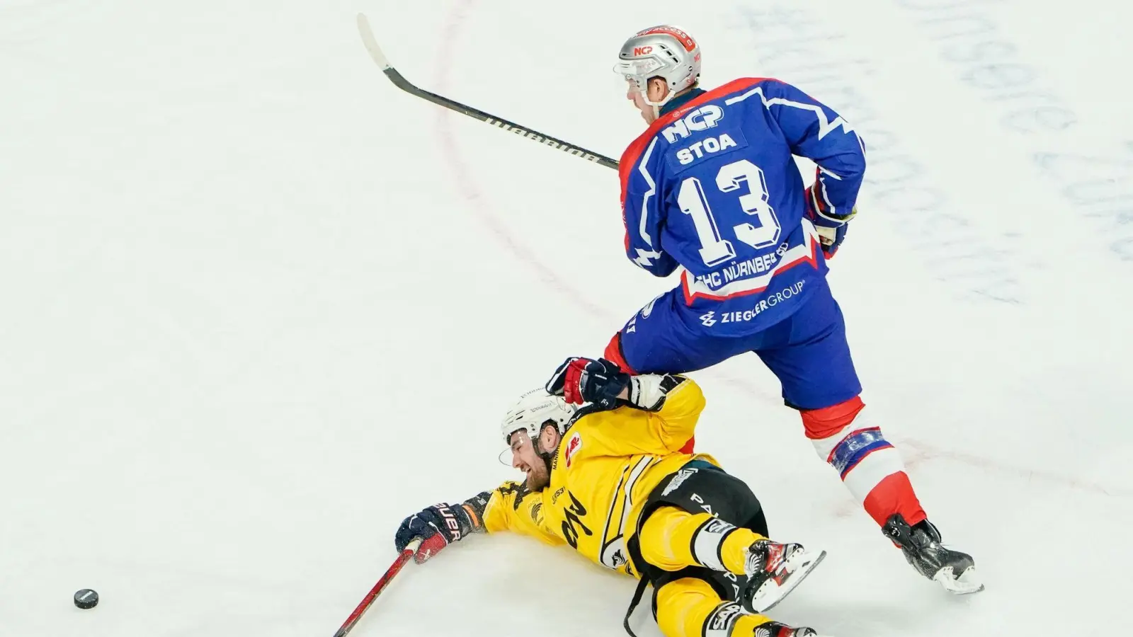 Mannheims Kais Bennett (l) und Nürnbergs Ryan Stoa kämpfen um den Puck. (Foto: Uwe Anspach/dpa)