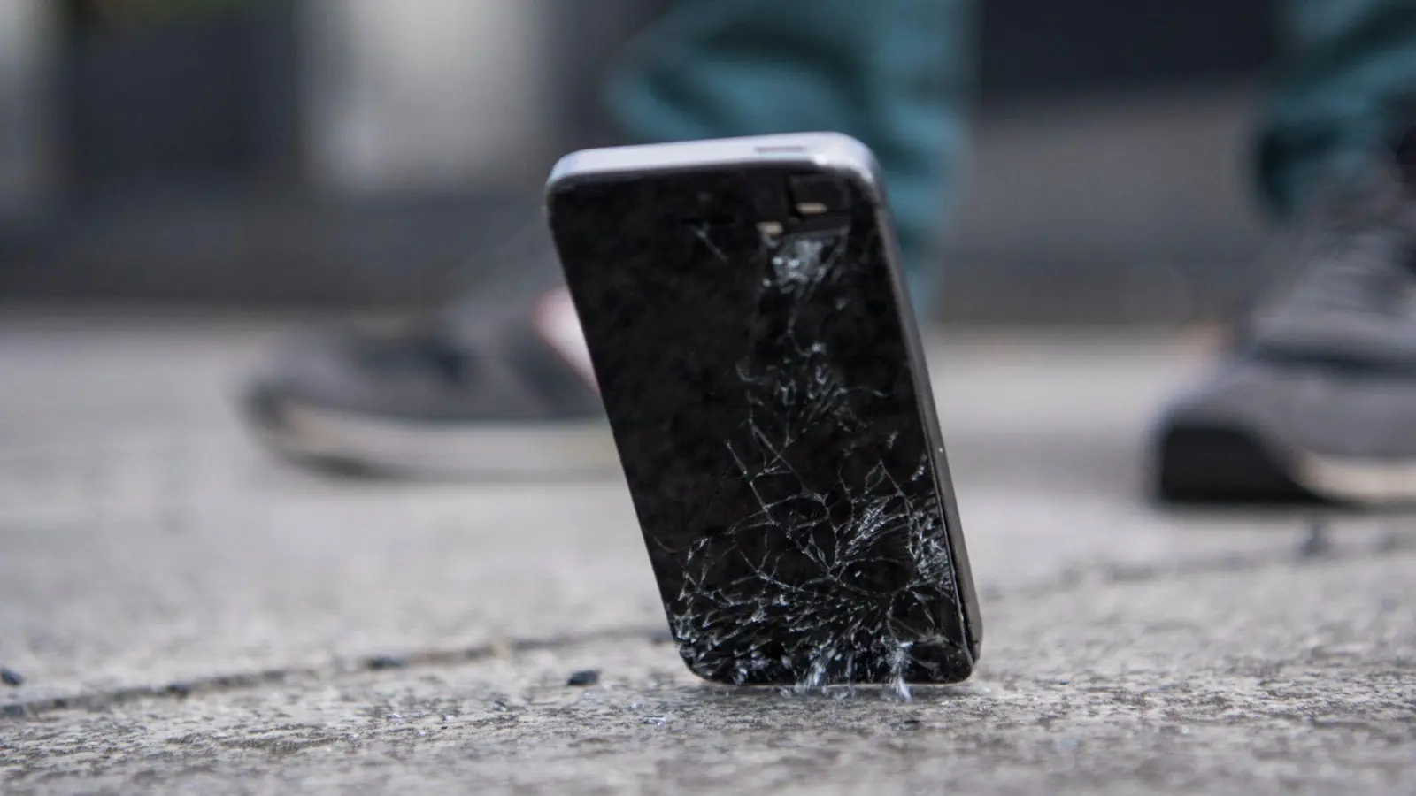 Folien können nicht alles richten: Wem das Handy öfter mal herunterfällt, sollte zusätzlich auch durch eine Hülle schützen. (Foto: Christophe Gateau/dpa-tmn)