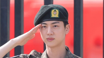 Ein letzter Salut: BTS-Jin hat seinen obligatorischen Militärdienst absolviert. (Foto: Uncredited/Yonhap/AP/dpa)