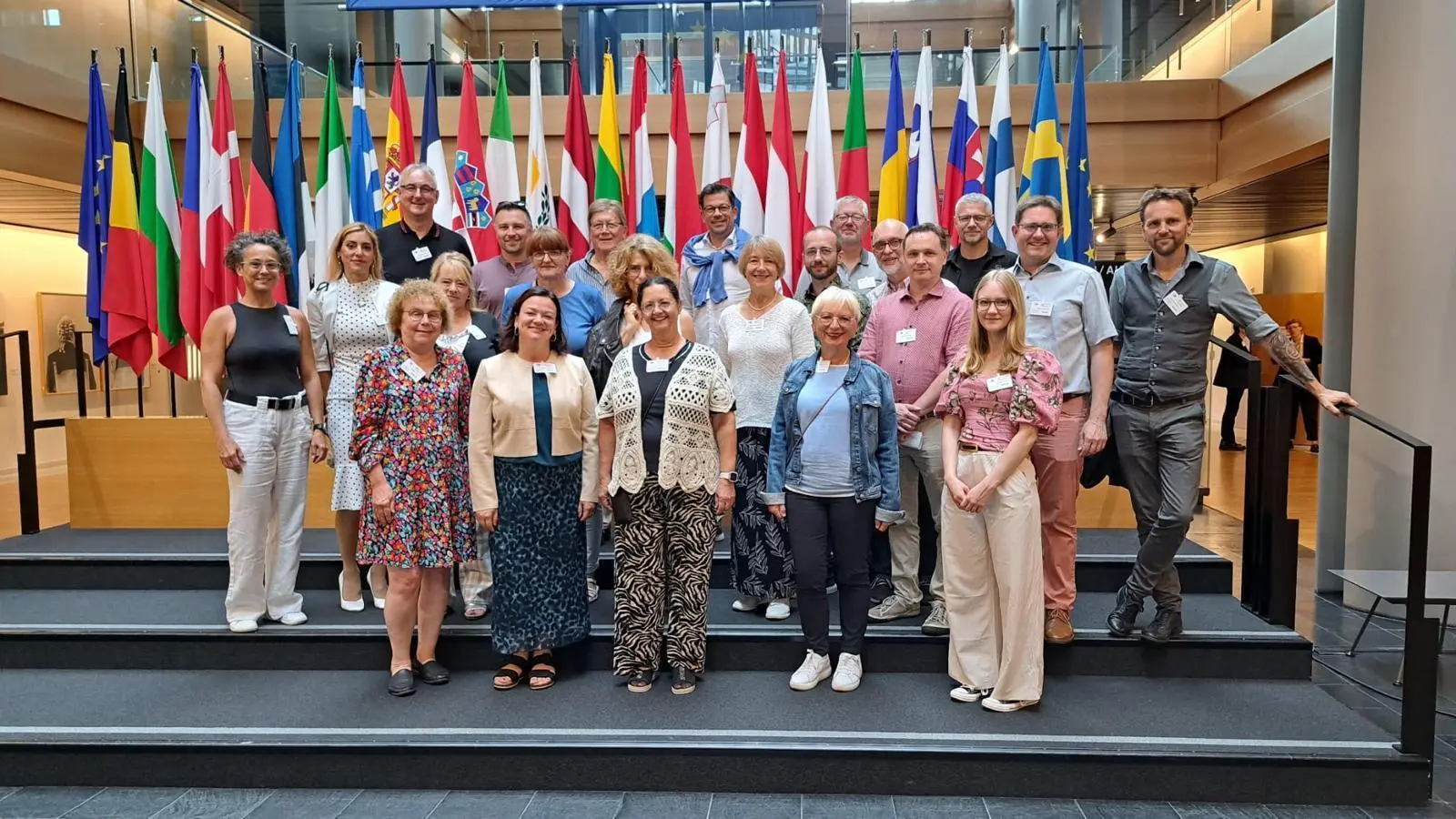 Mit einer Delegation der Europa-Gemeinderäte Bayern war Michael Nowakowitsch (rechts) unlängst bei einem Seminar in Straßburg. Dort erhielt er umfangreiche Informationen zur Handlungsweise der EU. Zudem besichtigten die Teilnehmenden zahlreiche Institutionen im Europaviertel – darunter das EU-Parlamentsgebäude, in dem unser Bild entstanden ist. (Foto: Europäische Akademie Bayern/Thomas Zellner)