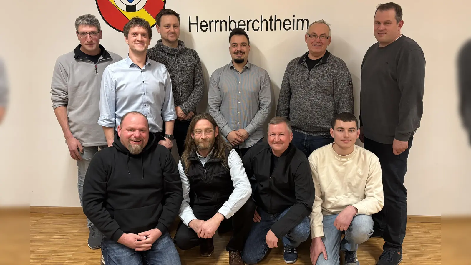 Die Kandidaten aus Herrnberchtheim mit Bürgermeisterkandidat: Hinten (jeweils von links) Christian Kriegbaum, Markus Smietana, Markus Roth, Lukas Haydl, Andreas Zobel und Bernhard Wolf, vorne von links Rüdiger Hagelstein, Rainer Bullmer, Markus Lange und Max Schilling. <br>. (Foto: Roland Hegwein)