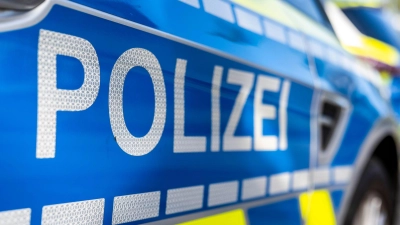 Bei einem Unfall unweit von Obermichelbach hat eine Frau leichte Verletzungen erlitten, den Sachschaden beziffert die Polizei auf insgesamt rund 20.000 Euro. (Foto: David Inderlied/dpa/Symbolbild)