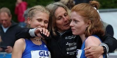 Eng am Athlet: Bundestrainerin Isabelle Baumann (Mitte, hier mit anderen Talenten) lobt Florian Bremm für seine gute Form in diesem Jahr. (Foto: Theo Kiefner)