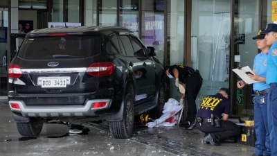 Der Fahrer des Geländewagens hatte zuvor selbst jemanden zum Flughafen gebracht. (Foto: Aaron Favila/AP/dpa)