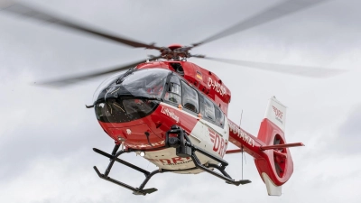 Ein Rettungshubschrauber brachte den schwer verletzten Mann ins Krankenhaus. (Symbolbild) (Foto: Daniel Karmann/dpa)