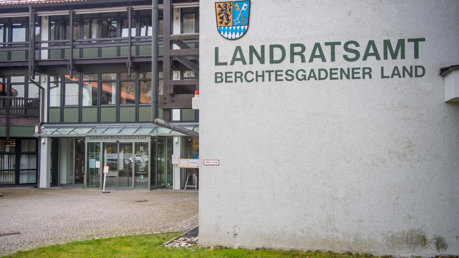 Der Kampf ums Landratsamt wird zwischen den Kandidaten von Freien Wählern und CSU ausgetragen. (Archivbild)  (Foto: Lino Mirgeler/dpa)