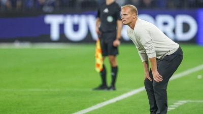 Karel Geraerts ist laut Medien nicht mehr Trainer des FC Schalke 04. (Foto: Tim Rehbein/dpa)