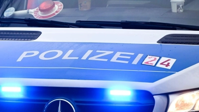 Der Busfahrer hielt die Türen geschlossen, bis die Polizei eintraf und den Mann festnahm. (Symbolbild) (Foto: Jens Kalaene/dpa)
