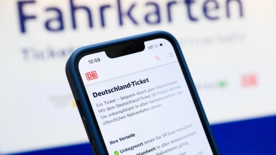 Brandenburgs Verkehrsminister will Preisstabilität beim D-Ticket. (Foto: Julian Stratenschulte/dpa)