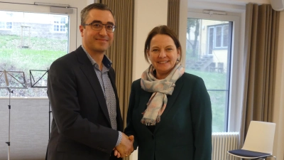 Die Regierungspräsidentin Dr. Engelhardt-Blum dankte Michael Steigmann, dass er bereit ist, die Verantwortung in seiner neuen Rolle als Schulleiter zu übernehmen. (Foto: Margit Schwandt)