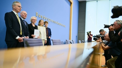 Die Wirtschaftsweisen Martin Werding (v.l.), Achim Truger, Monika Schnitzer (Vorsitzende), Ulrike Malmendier und Veronika Grimm haben keine guten Nachrichten für die Regierung. (Foto: Sebastian Christoph Gollnow/dpa)