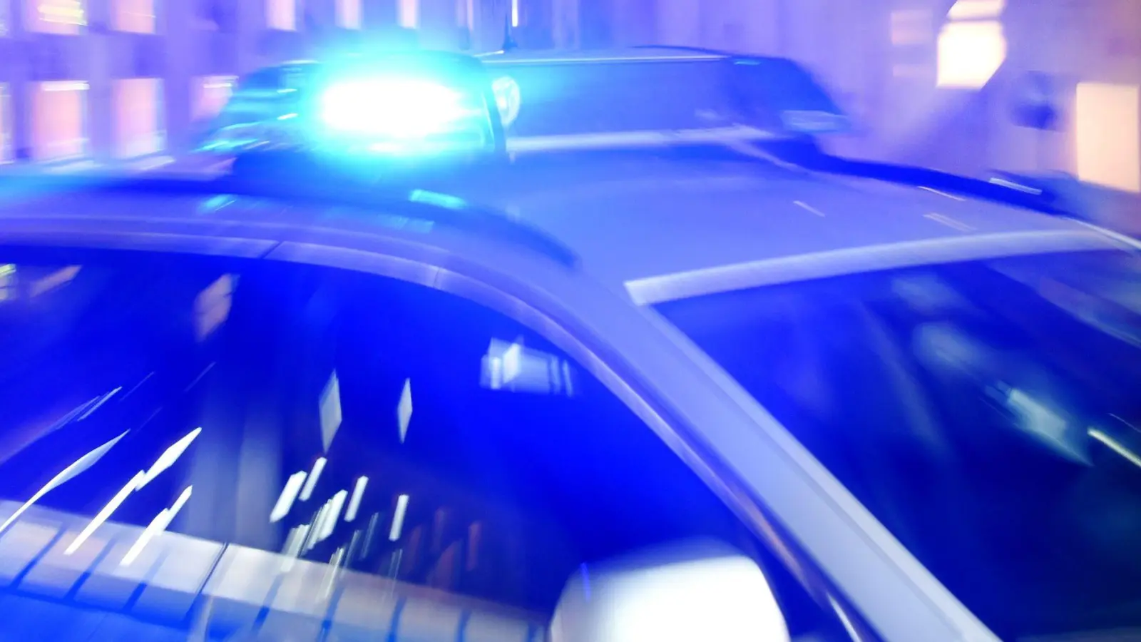 Die Polizei ermittelt. Wer kann Hinweise zu dem flüchtigen Lkw-Fahrer geben? (Symbolbild: Carsten Rehder/dpa)