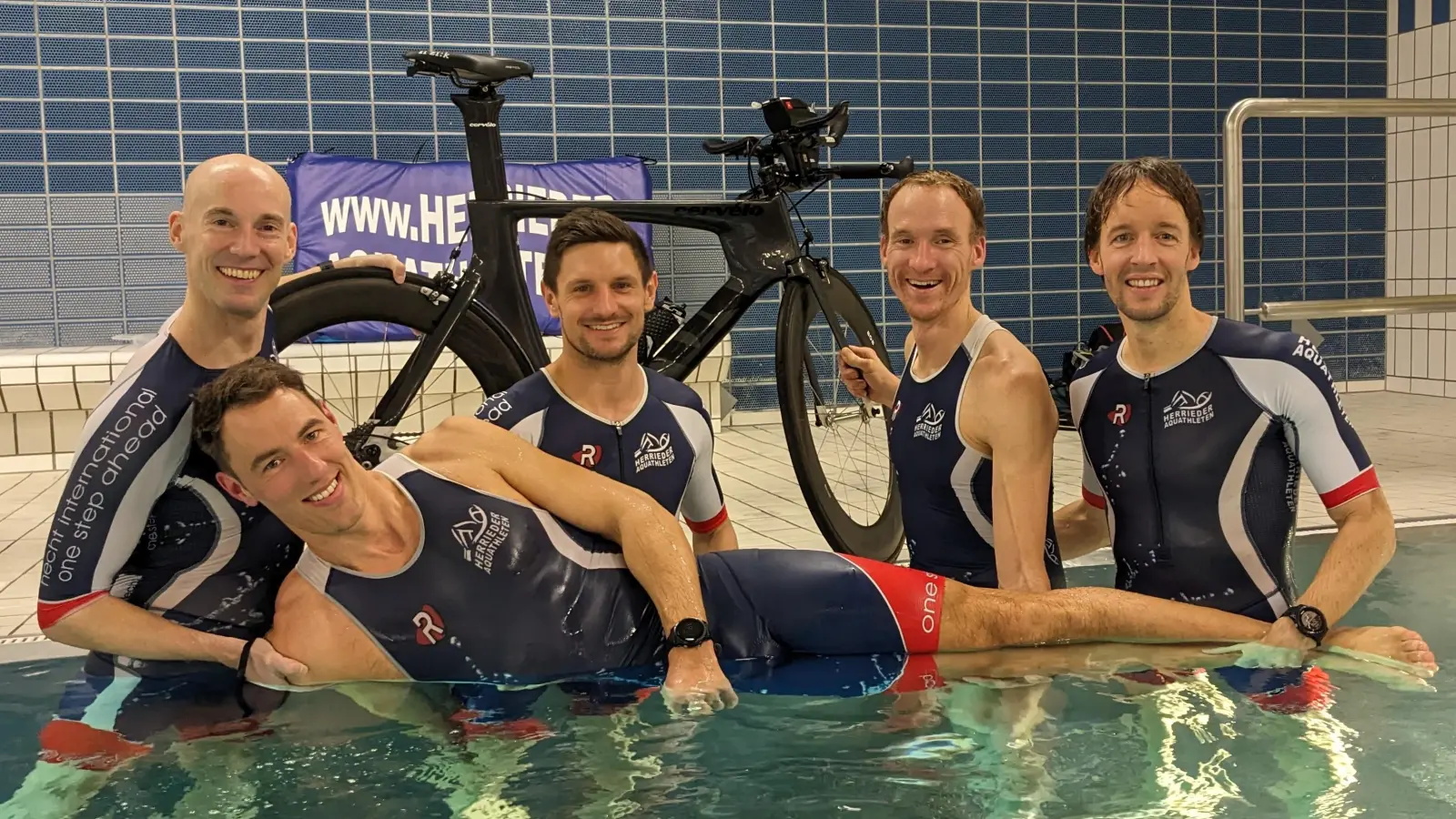 Zuversichtlich vor dem Saisonstart im Triathlon sind die Herrieder Aquathleten (hinten von links) Matthias Ries, Tobias Danzer, Tobias Müller, Eckhardt Koch und vorne Tobias Keilwerth. (Foto: Peter Späth)