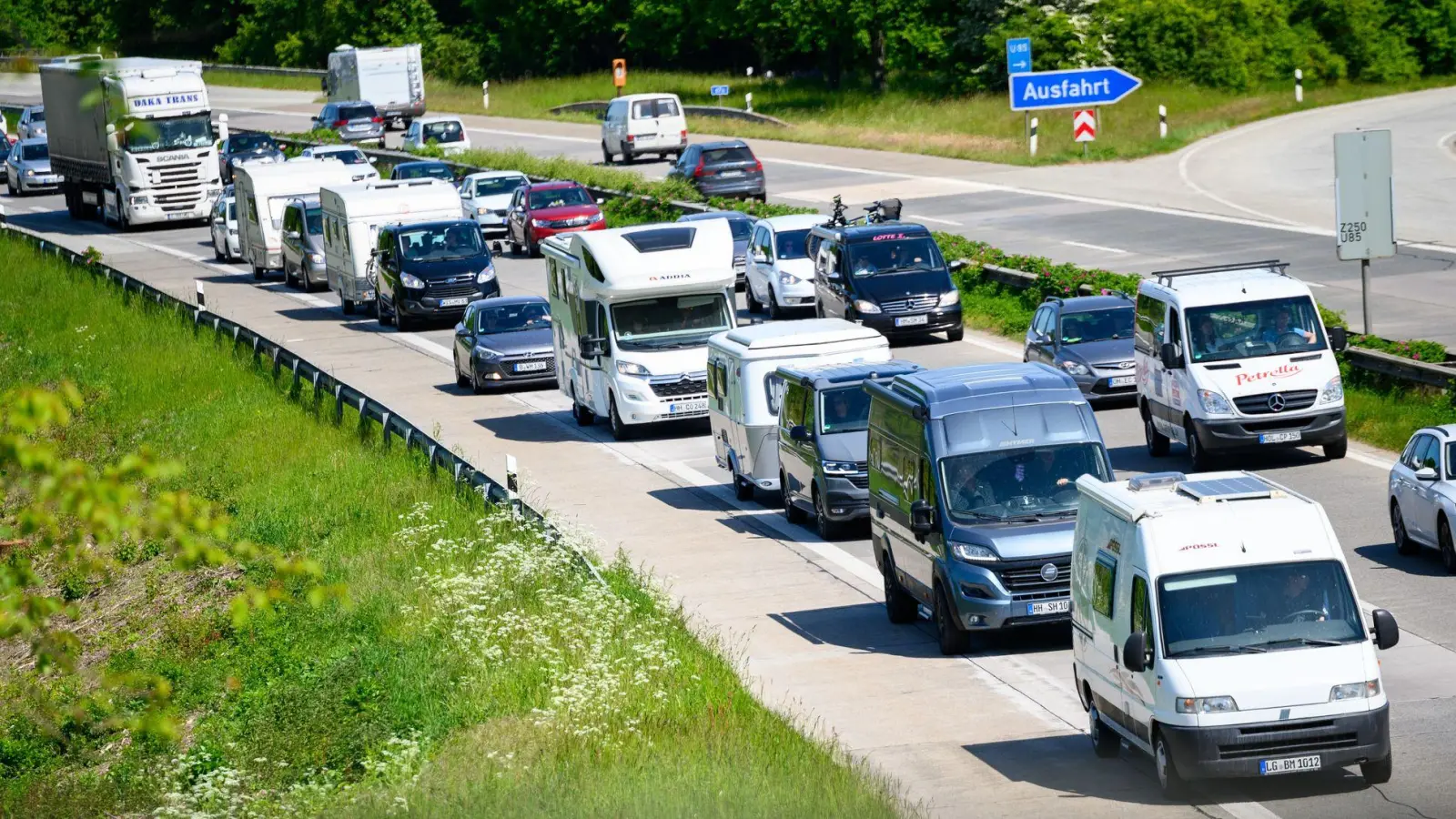 Auch im Reisesommer 2024 wieder ein gewohntes Bild: Aber ein paar Regeln und Tipps helfen, damit der Stau für alle Betroffene nicht unsicher oder zu stressig wird. (Foto: Jonas Walzberg/dpa/dpa-tmn)