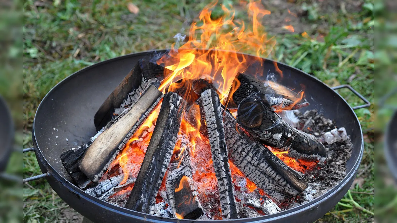 Damit's gemütlich wird: In offenen Feuerschalen lieber Holz von Laubbäumen statt Nadelbäumen verwenden – das brennt ruhiger. (Foto: Patrick Pleul/dpa/dpa-tmn)