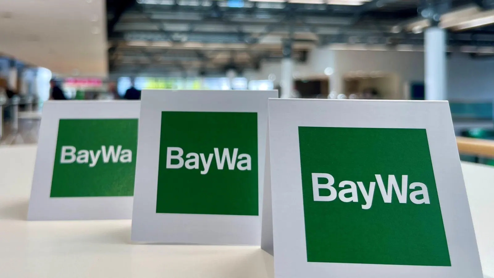 Tischaufsteller bei der Baywa-Hauptversammlung in München. Ein Jahr nach der Fast-Pleite des Traditionsunternehmens hat sich die Staatsanwaltschaft mit einem Ermittlungsverfahren eingeschaltet. (Symbolbild)   (Foto: Carsten Hoefer/dpa)