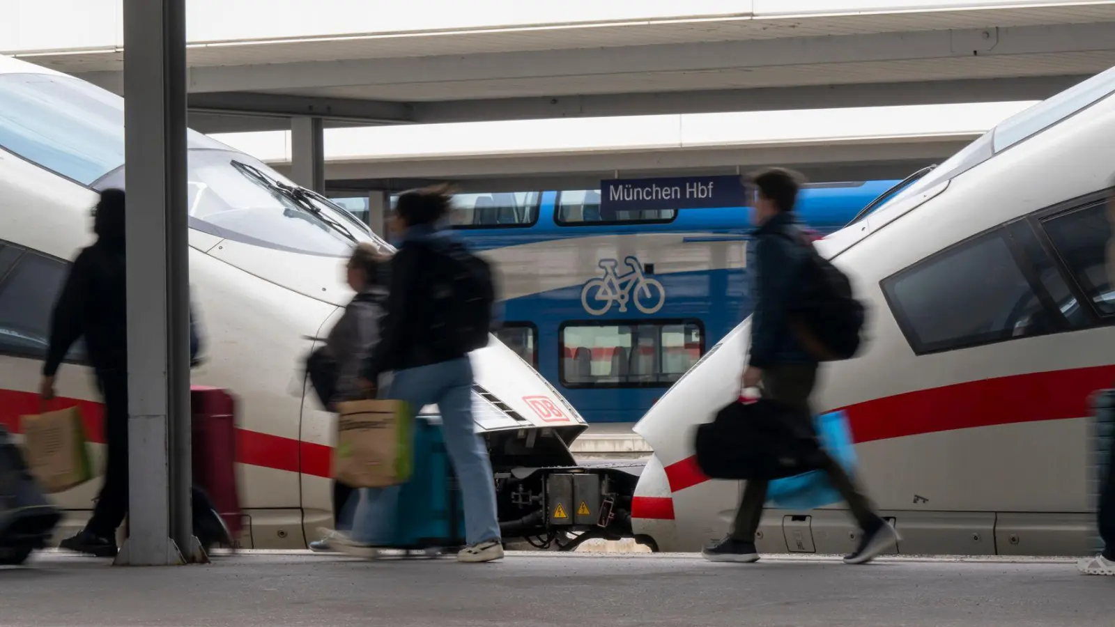 Der Oberleitungsschaden führte zu Teilausfällen und Verspätungen. (Symbolbild) (Foto: Peter Kneffel/dpa)