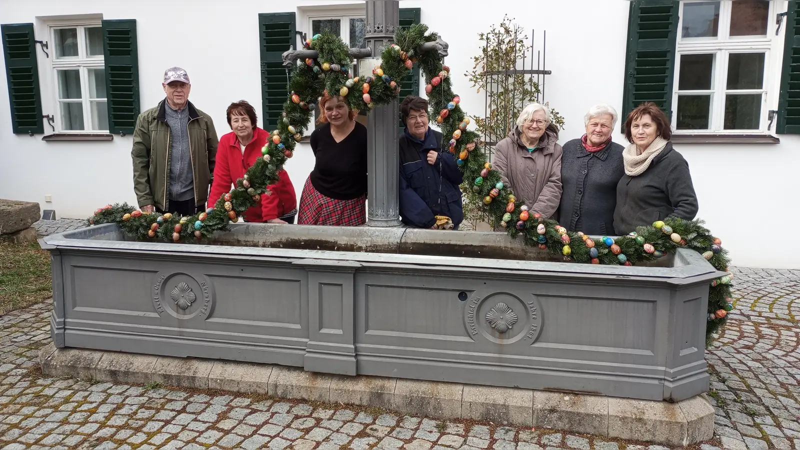 Beim ehemaligen Marktbrunnen aus dem Jahre 1860, der jetzt vor dem Museum Markt Erlbach steht, kümmerten sich die fleißigen Helferinnen und Helfer des Heimatvereins um die Dekoration. (Foto: Gerhard Wagner)