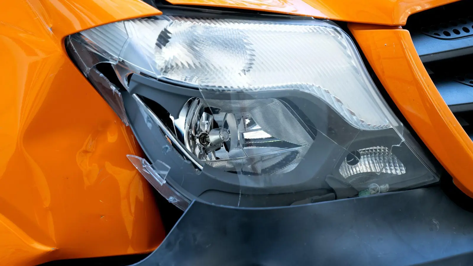 Das kann teuer werden: Auch die Reparatur vergleichsweise harmlos aussehender Schäden am Auto kann viele tausend Euro kosten. Die Allianz will durchsetzen, dass mehr Reparaturen mit gebrauchten Teilen erlaubt werden. (Symbolbild) (Foto: Sven Hoppe/dpa)