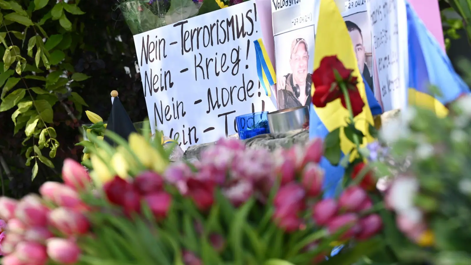 Ein Blumenmeer erinnerte nach der Tat an die beiden Ukrainer. (Archivbild) (Foto: Angelika Warmuth/dpa)