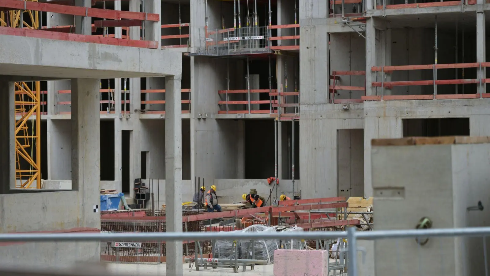 Bauen, bauen, bauen - in Bayern wurden im ersten Halbjahr 2026 so viele Genehmigungen für neue Wohnungen erteilt, wie schon lange nicht mehr. (Symbolbild) (Foto: Malin Wunderlich/dpa)