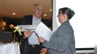 Harald Endreß gibt das Bürgermeisterschild an seine Nachfolgerin Karin Schirmer weiter. Sie beschloss bereits die Bürgerversammlung. (Foto: Anita Dlugoß)