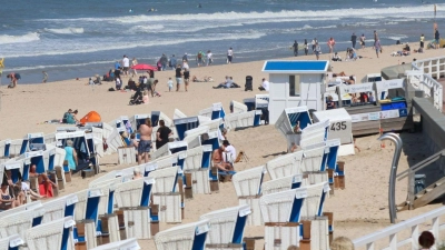 Strandkörbe am Strand von Westerland: Bei Übernachtungen von Reisenden aus dem Inland gab es im April ein deutliches Minus, bei ausländischen Gästen dagegen ein leichtes Plus. (Foto: Bodo Marks/dpa)