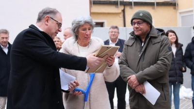 Bürgermeister Michael Dörr überreichte Gisela und Mario Diekelmann zur Eröffnung ein Geschenk der Stadt. (Foto: Antonia Müller)