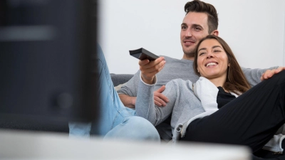 Fast wie im Kino? Ob ein Film so richtig Spaß macht, darüber entscheidet auch der Klang mit. Und der lässt allein mit dem Fernseher oft eher zu wünschen übrig. (Foto: Christin Klose/dpa-tmn)