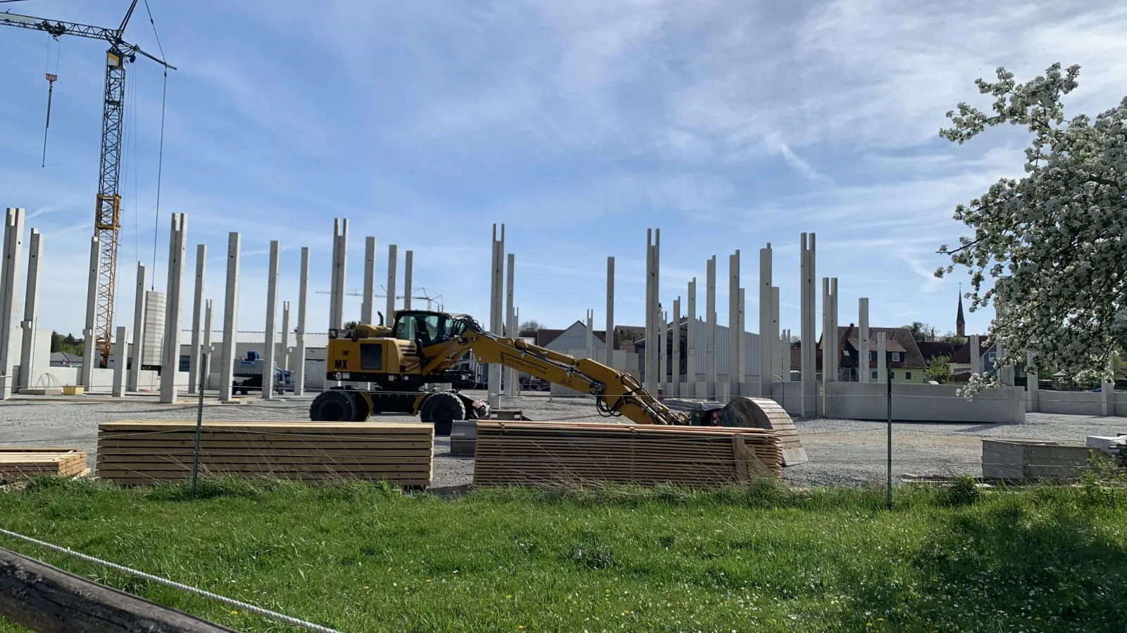 Trotz aller Probleme im Vorfeld: Auf der Bauhof-Baustelle an der Geckenheimer Steig in Uffenheim läuft es gut. Das betonte Bürgermeister Wolfgang Lampe nochmals in der Bürgerversammlung. (Foto: Sylvia Fehlinger)