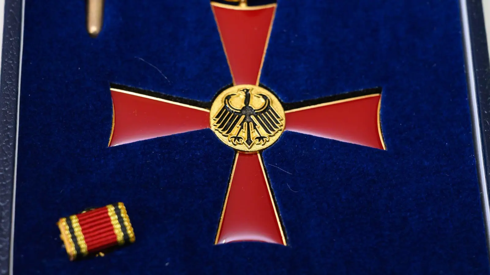 Ein Bundesverdienstkreuz einfach mal kaufen - ein YouTuber hat das geschafft. (Archivbild) (Foto: Patrick Pleul/dpa)