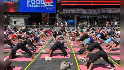 Trotz Hitzewelle versammeln sich Hunderte für Yoga auf dem Times Square.  (Foto: Christina Horsten/dpa)