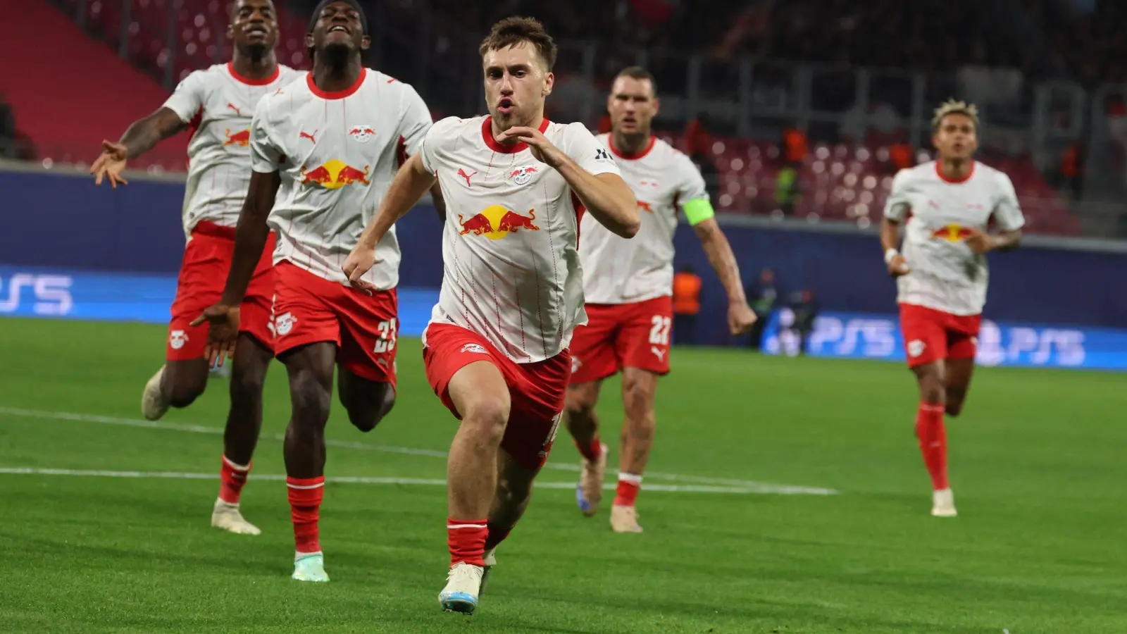 Brajan Gruda von RB Leipzig (M.) jubelt mit seinen Teamkollegen nach dem Treffer zum 1:0. (Foto: Jan Woitas/dpa)
