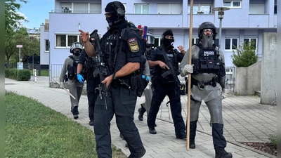 Schwer bewaffnete Polizisten waren rund um die Bankfiliale im Einsatz. (Foto: -/RGB Medienwerkstatt/dpa)