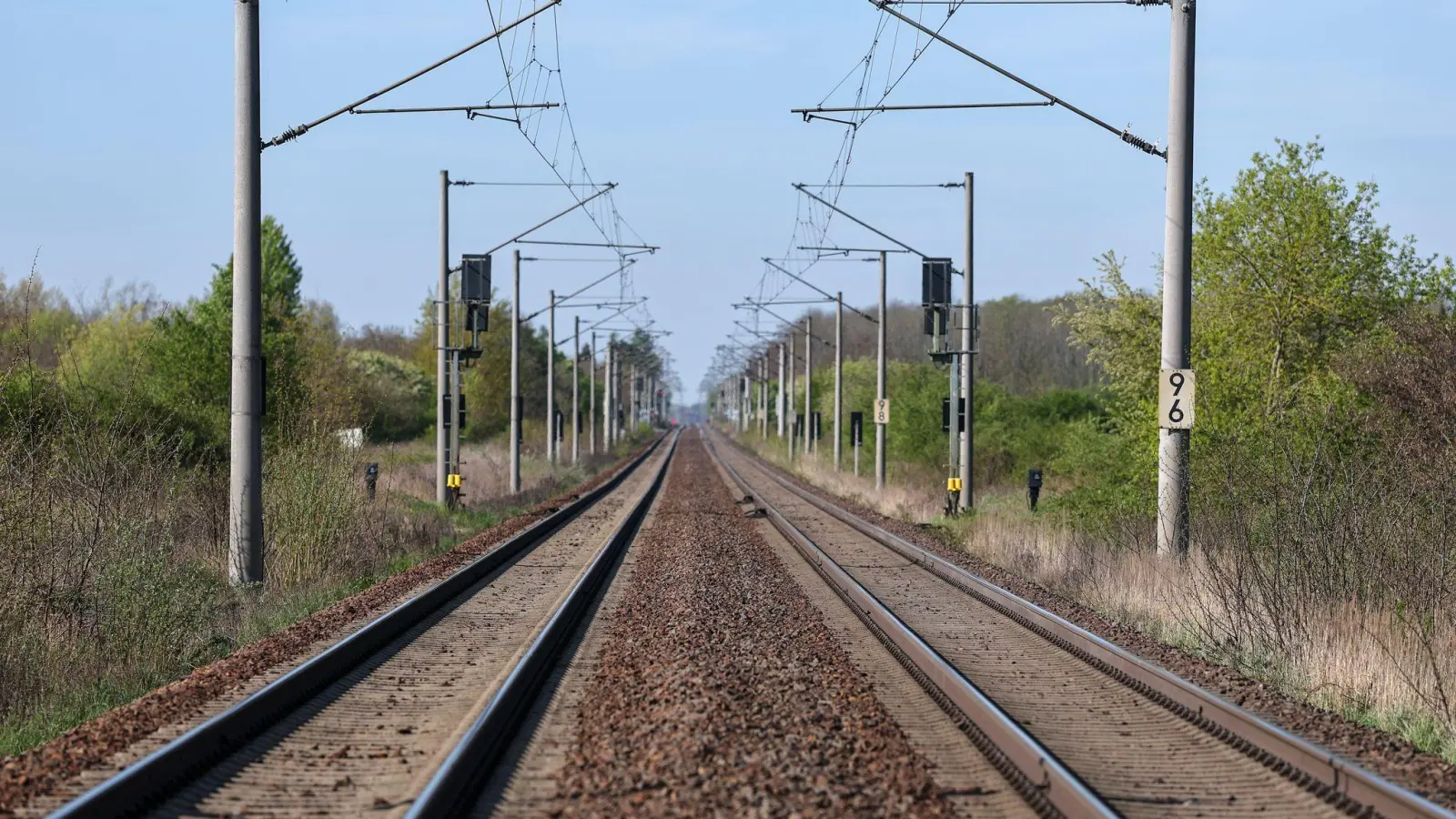 Der EVG-Vorsitzende fordert Paketlösungen bei der Streckenzuteilung, mit denen der Bahn-Konkurrent Italo verpflichtet wird, auch Zuglinien in der Provinz zu bedienen. (Symbolbild) (Foto: Jan Woitas/dpa)