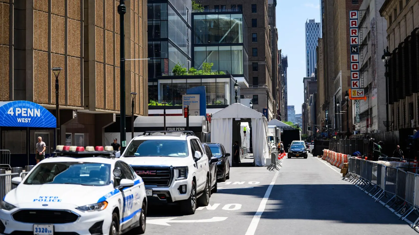 Die Polizei riegelte den Madison Square Garden ab. (Foto: Tom Weller/dpa)