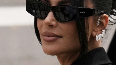 Im Prozess um den Raubüberfall auf Kim Kardashian hat ein Gericht in Paris acht der Angeklagten verurteilt. (Archivbild) (Foto: Aurelien Morissard/AP/dpa)