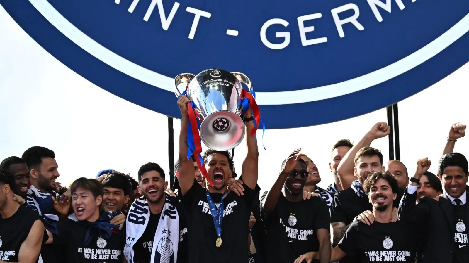 Kapitän Marquinhos präsentiert den Königsklassen-Pokal bei der Feier in Paris. (Foto: Emma Da Silva/AP/dpa)