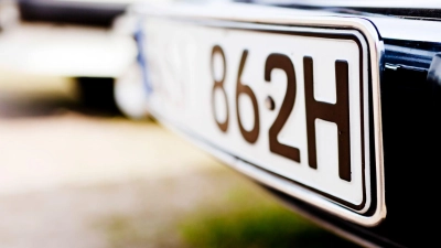 Offizieller Oldtimer: Ist ein Fahrzeug mindestens 30 Jahre alt, können Halter auch ein H-Kennzeichen beantragen - H für „historisch“. (Foto: Monique Wüstenhagen/dpa-tmn)