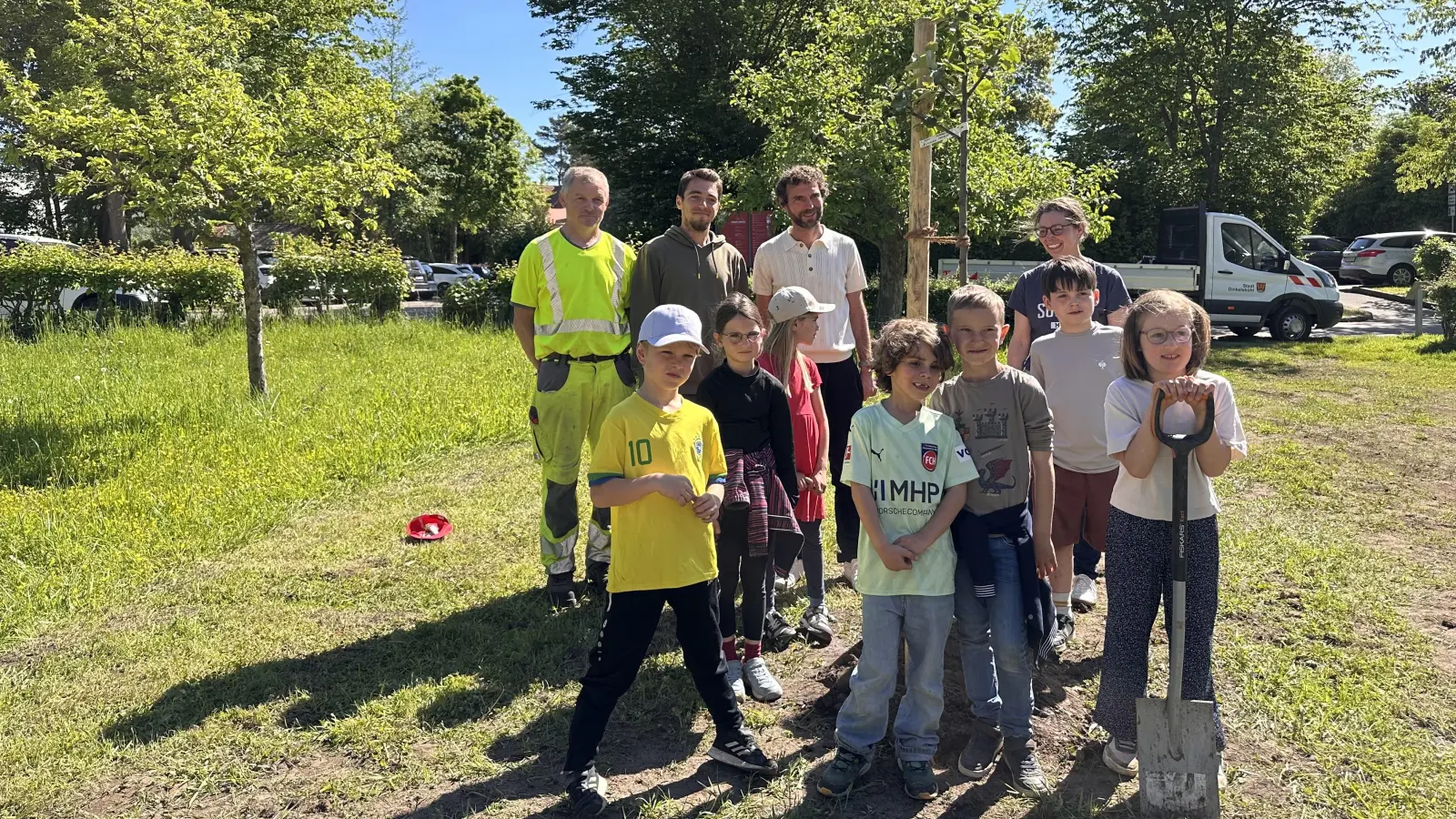 Die Stadtgärtner Rainer Früh und Felix Wolf sowie Initiator Florian Zech (hinten, von links) mit einigen der Beteiligten bei der Pflanzaktion in der Bleiche. (Foto: Martina Haas)