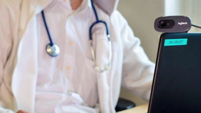 Per Gesetz ist Werbung für Fernbehandlungen grundsätzlich verboten. (Symbolbild) (Foto: Monika Skolimowska/dpa-Zentralbild/dpa)