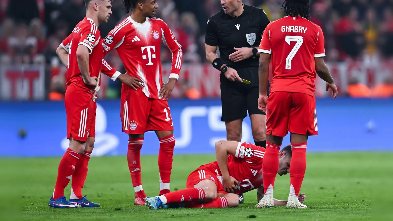 Josip Stanisic muss gegen Real Madrid einstecken. (Foto: Sven Hoppe/dpa)