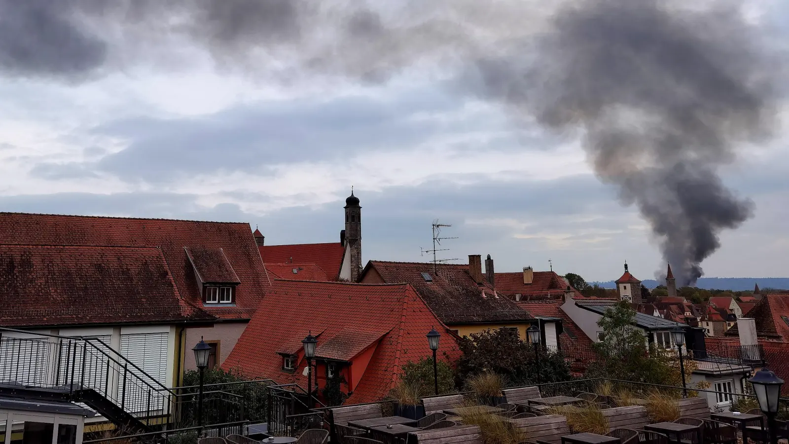 Während es zweiten Brands im Electrolux-Werk stand eine gewaltige Rauchsäule über Rothenburg. (Archivbild: Klaus Zerkowski)