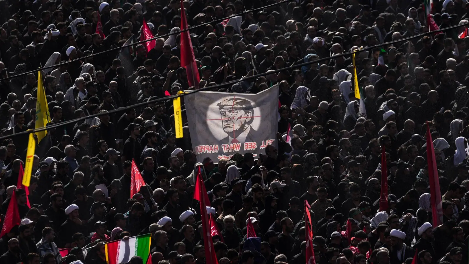 Die Trauerfeiern dauern mehrere Tage (Archivbild).  (Foto: Altaf Qadri/AP/dpa)