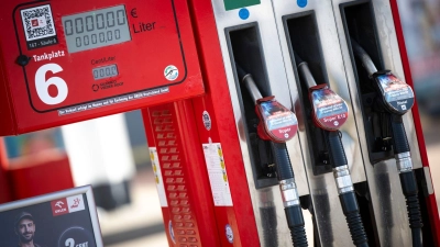 Die neue Preisregel für Tankstellen soll am 1. April in Kraft treten. (Symbolbild) (Foto: Philip Dulian/dpa)