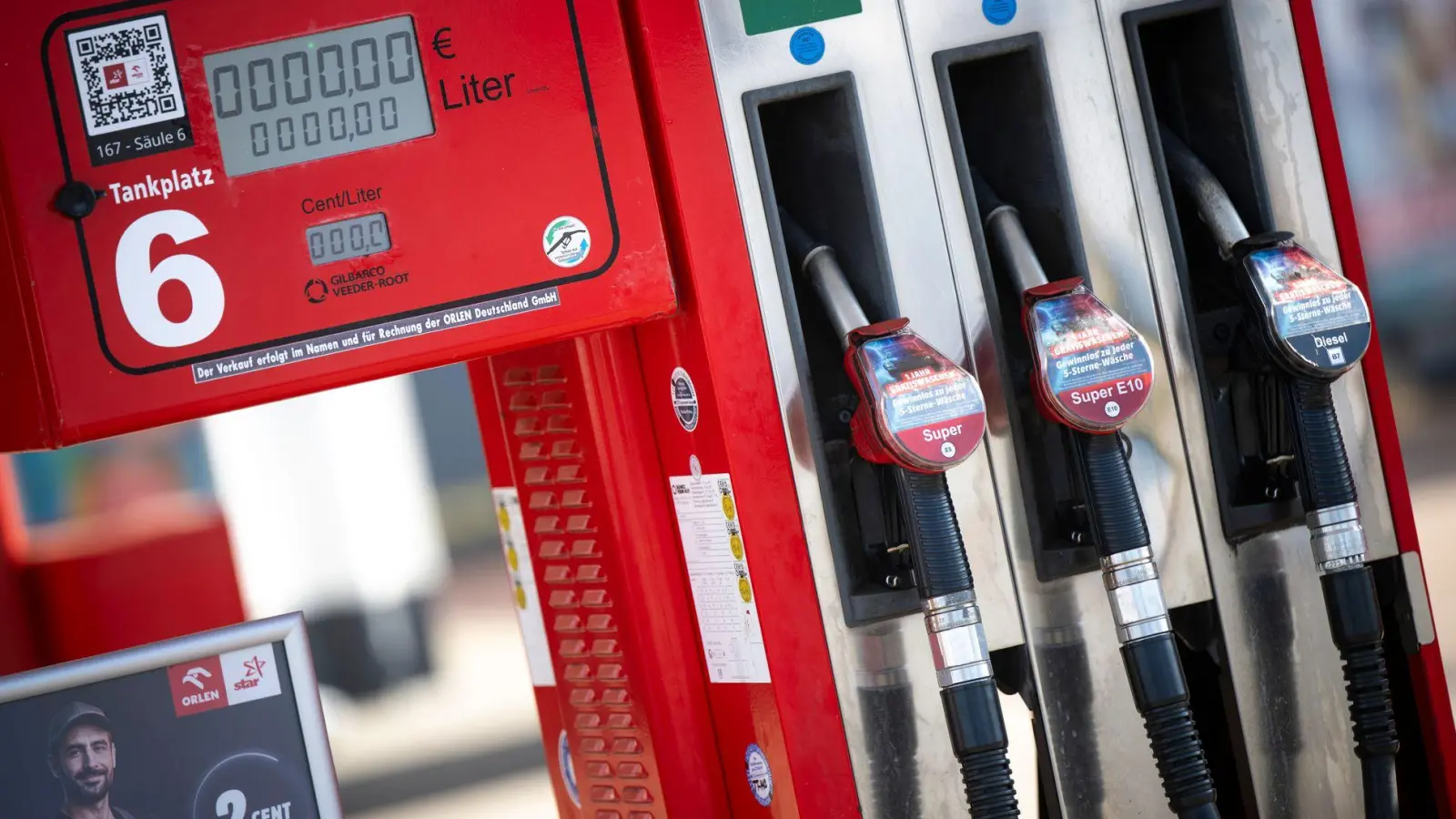 Die neue Preisregel für Tankstellen soll am 1. April in Kraft treten. (Symbolbild) (Foto: Philip Dulian/dpa)